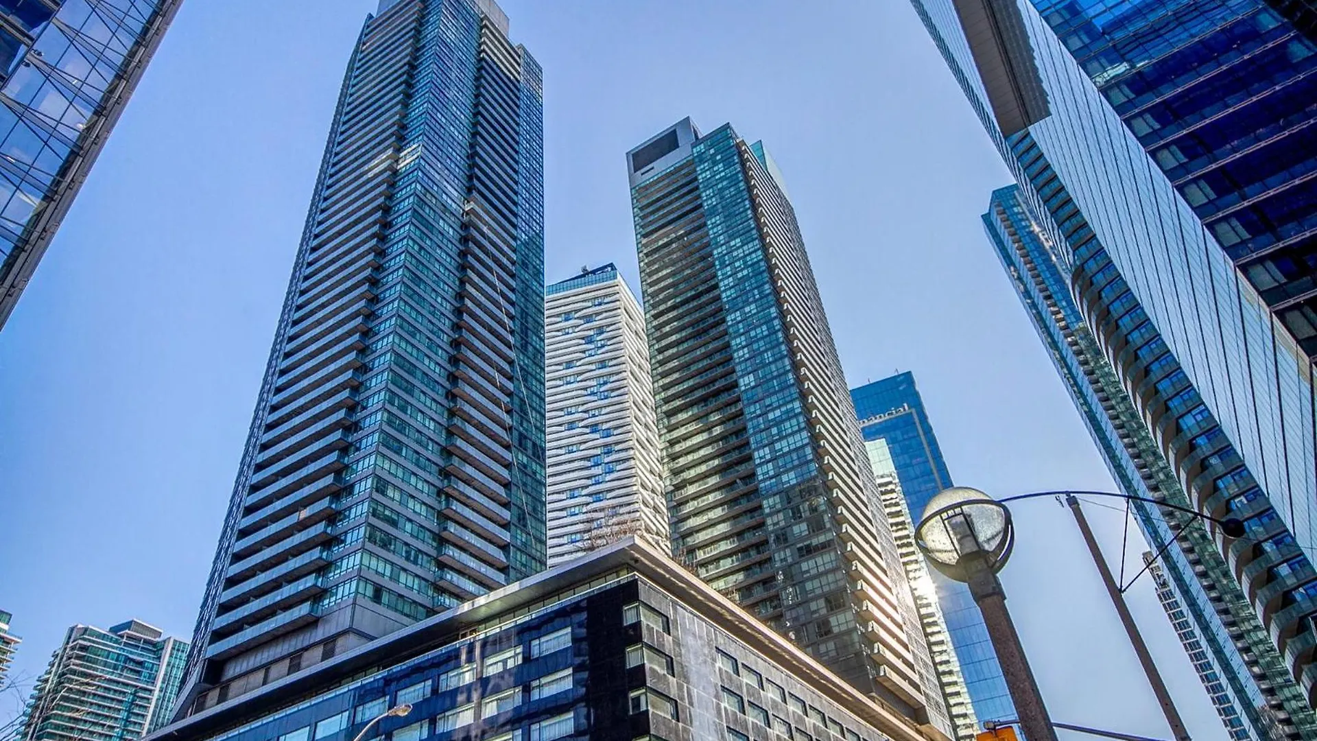 Apartment Stunning 1Br Condo In Heart Of Downtown Toronto